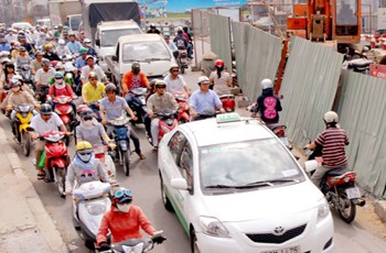Vehicles jostle to get through a stretch with road work on Phan Dinh Phung Street, Phu Nhuan District on January 25 (Photo: SGGP) Vehicles jostle to get through a stretch with road work on Phan Dinh Phung Street, Phu Nhuan District on January 25 (Photo: SGGP)